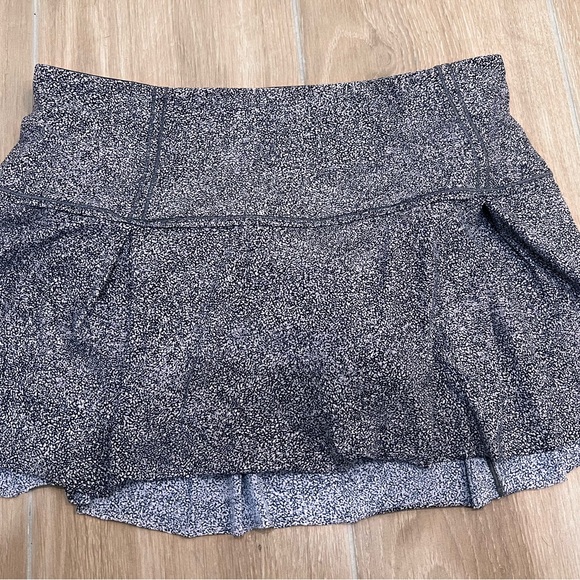 lululemon athletica Dresses & Skirts - Lululemon Lost In Pace Skirt size 10